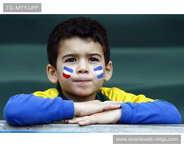 小球迷赛场激动表现成焦点，展现浓厚球迷文化