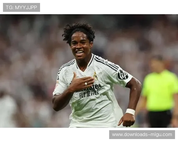 恩德里克替补席凝视法甲积分榜，赛后与里昂队友击掌庆祝