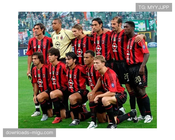 更衣室特写:失利后,AC米兰老将克亚尔在白板上向年轻队友讲解肋部协防站位